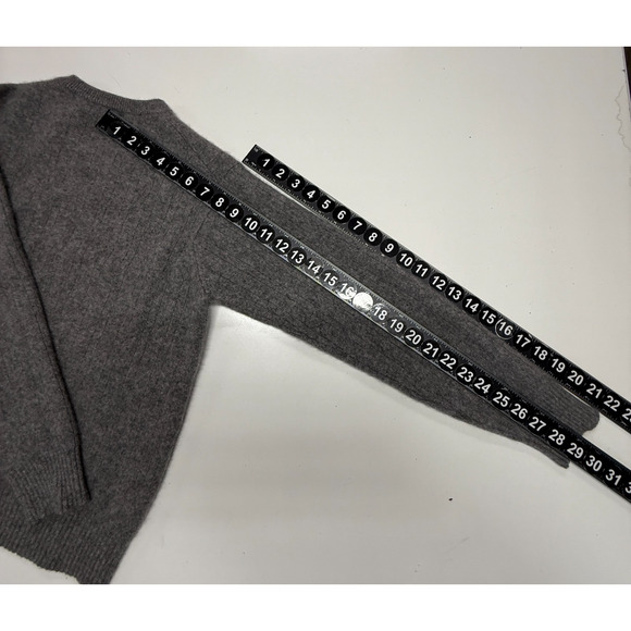 100% Cashmere Geoffrey Beene Gray V-Neck Sweater - Picture 4 of 9